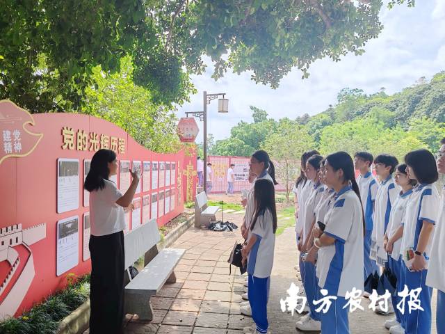 广东省新兴中药学校利用“红色长廊”打造党史学习教育新阵地。