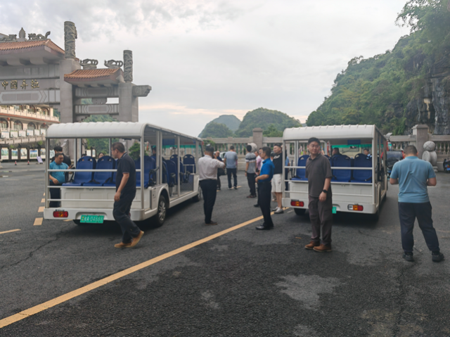 考察团来到弄拉景区