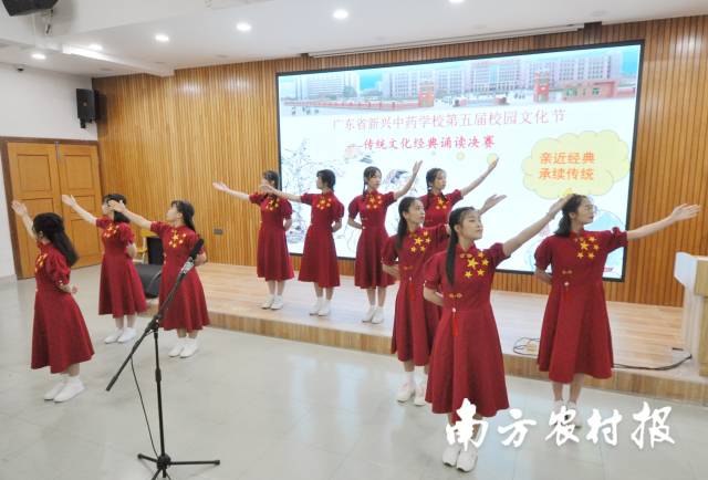 广东省新兴中药学校第五届校园文化节之传统文化经典诵读决赛现场。