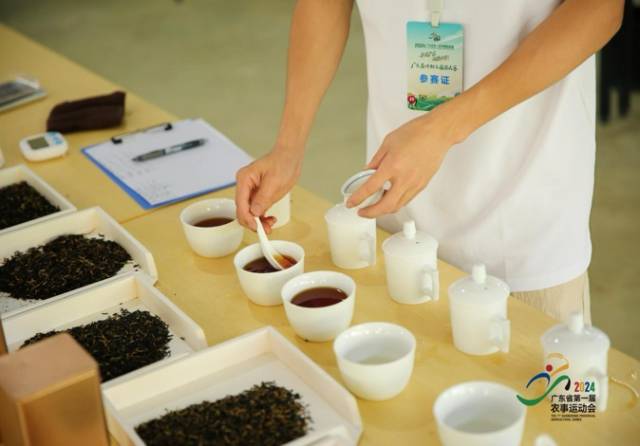 选手正在进行茶叶拼配环节。