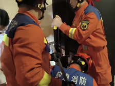 揪心！小女孩手指卡门缝痛哭，江门消防紧急救援助其脱困