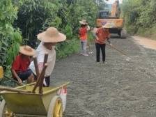 郁南一村道被施工车辆压烂，回应来了