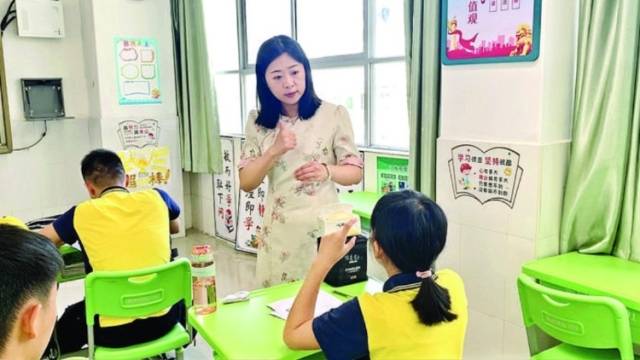 陪伴听障学生成长19年，她的课堂无声却充满爱