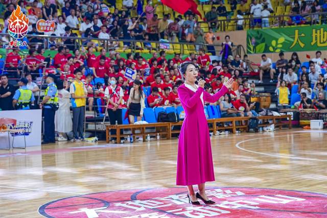 抒情女高音、中国音乐家协会会员、中山市音乐家协会副主席师娟娟领唱《我爱你中国》。