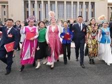 坚定“四个自信”，继续把人民代表大会制度坚持好完善好运行好