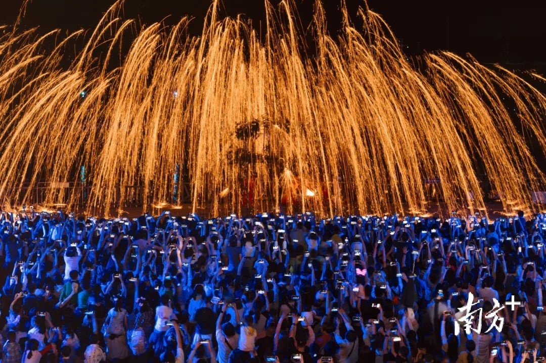 打铁花。受访者供图