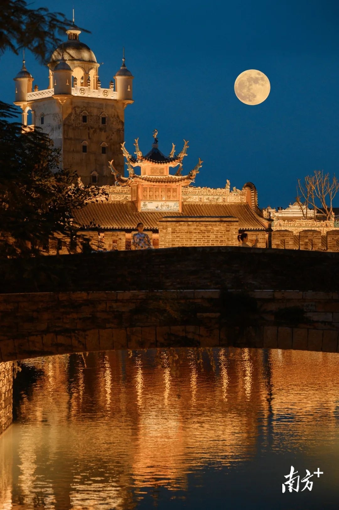 中秋之夜,明月高悬。受访者供图