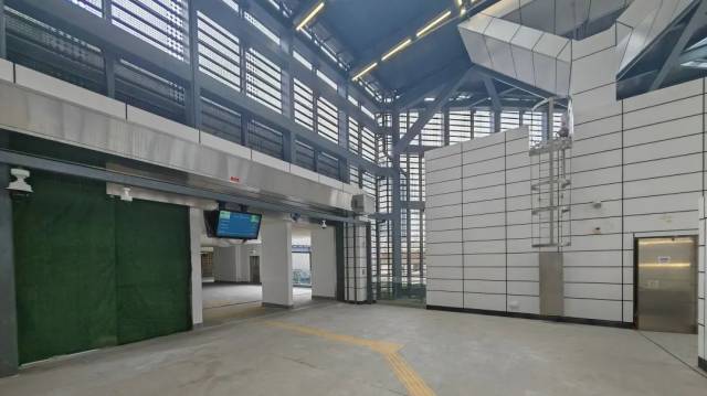 莲花综合大楼与横琴线HE1站的连接口。 莲花综合大楼与横琴线HE1站的连接口。