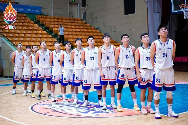 肖华土（身穿10号者）和他的队友们。