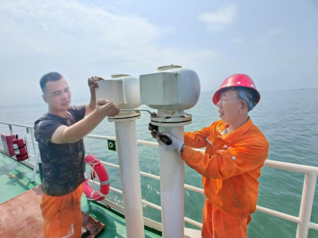 养殖工人在台风来临前进行防风准备工作。