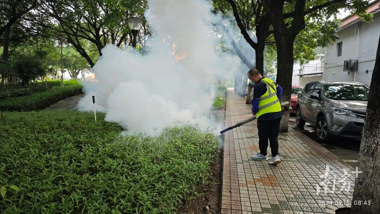 高明区荷城公园，病媒防制人员在开展热烟雾消杀。&nbsp; 通讯员供图