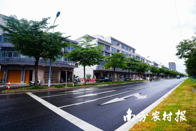 2023年年底,，棉湖大道改造及外立面提升工程完工,。此項(xiàng)目亦是當(dāng)?shù)亍鞍偾f工程”建設(shè)重要項(xiàng)目之一。