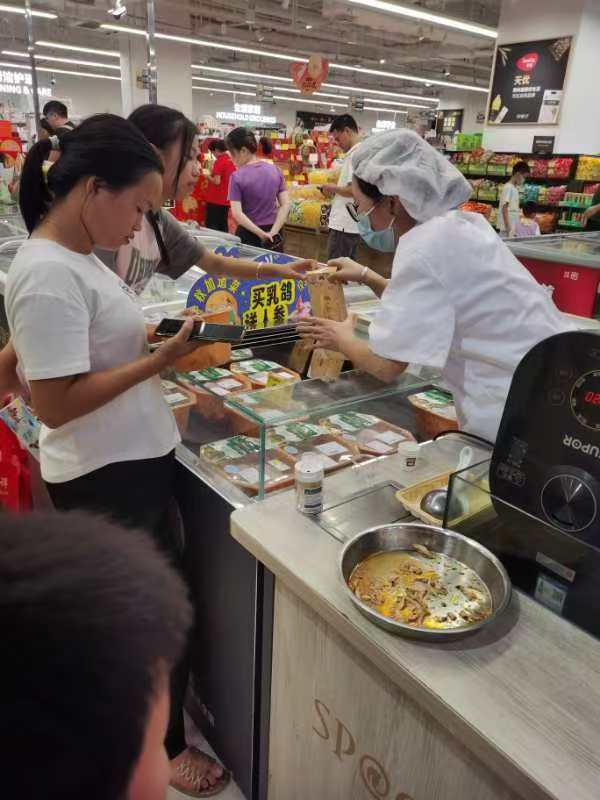 粤港澳大湾区市民了解购买乳鸽人参产品。 粤港澳大湾区市民了解购买乳鸽人参产品。