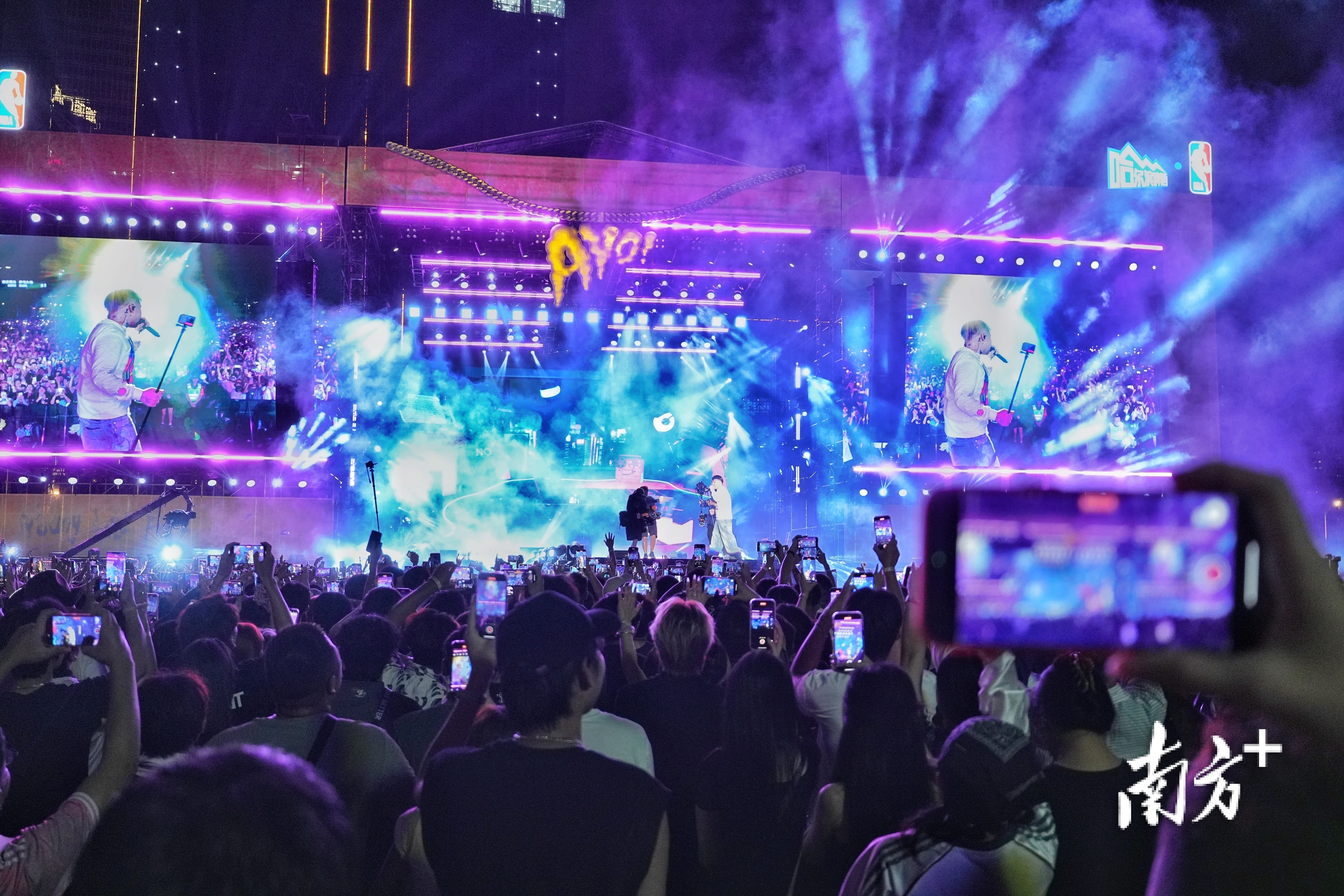 “AYO!”音乐节广佛站在千灯湖音乐秀场激情开唱。&nbsp; 廖明璨 拍摄