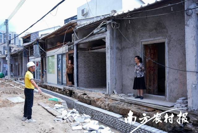 為保持統(tǒng)一風(fēng)貌，沿街商戶外立面也同步改造,。