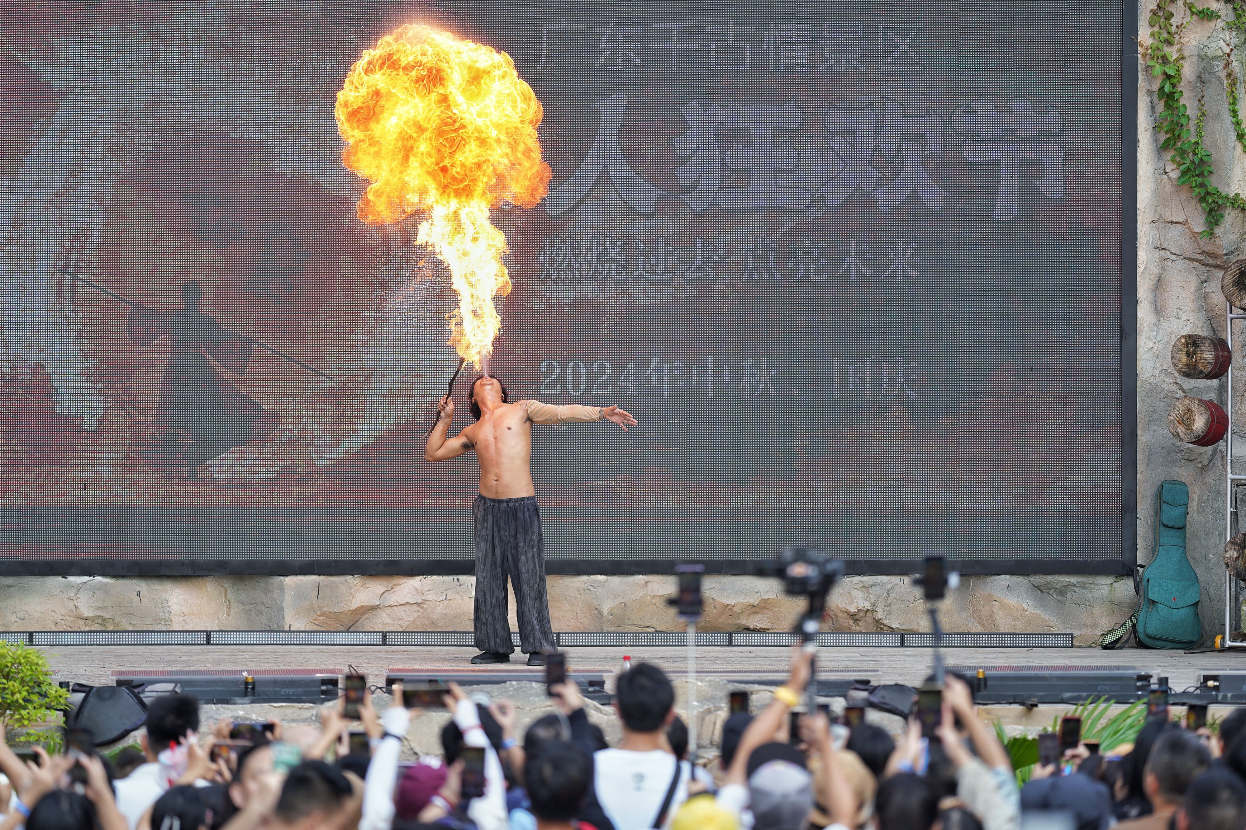 广东千古情景区启动“火人狂欢节”。&nbsp; 戴嘉信 拍摄