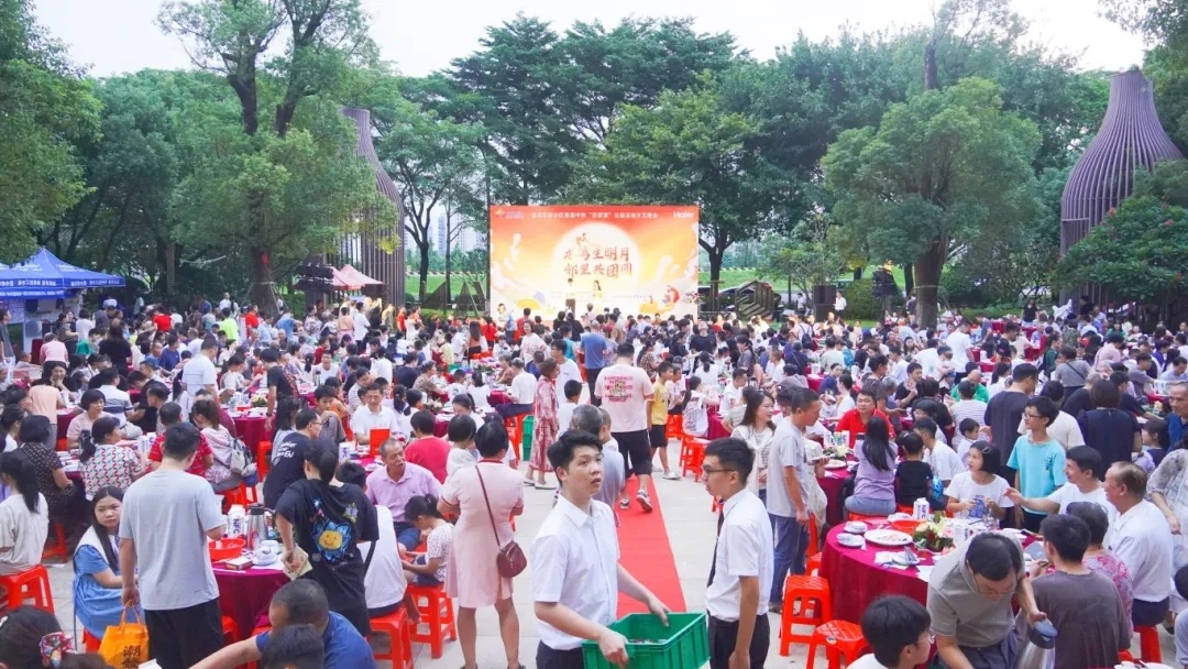 龙湾华府小区中秋“千人宴”现场。  张槎街道供图