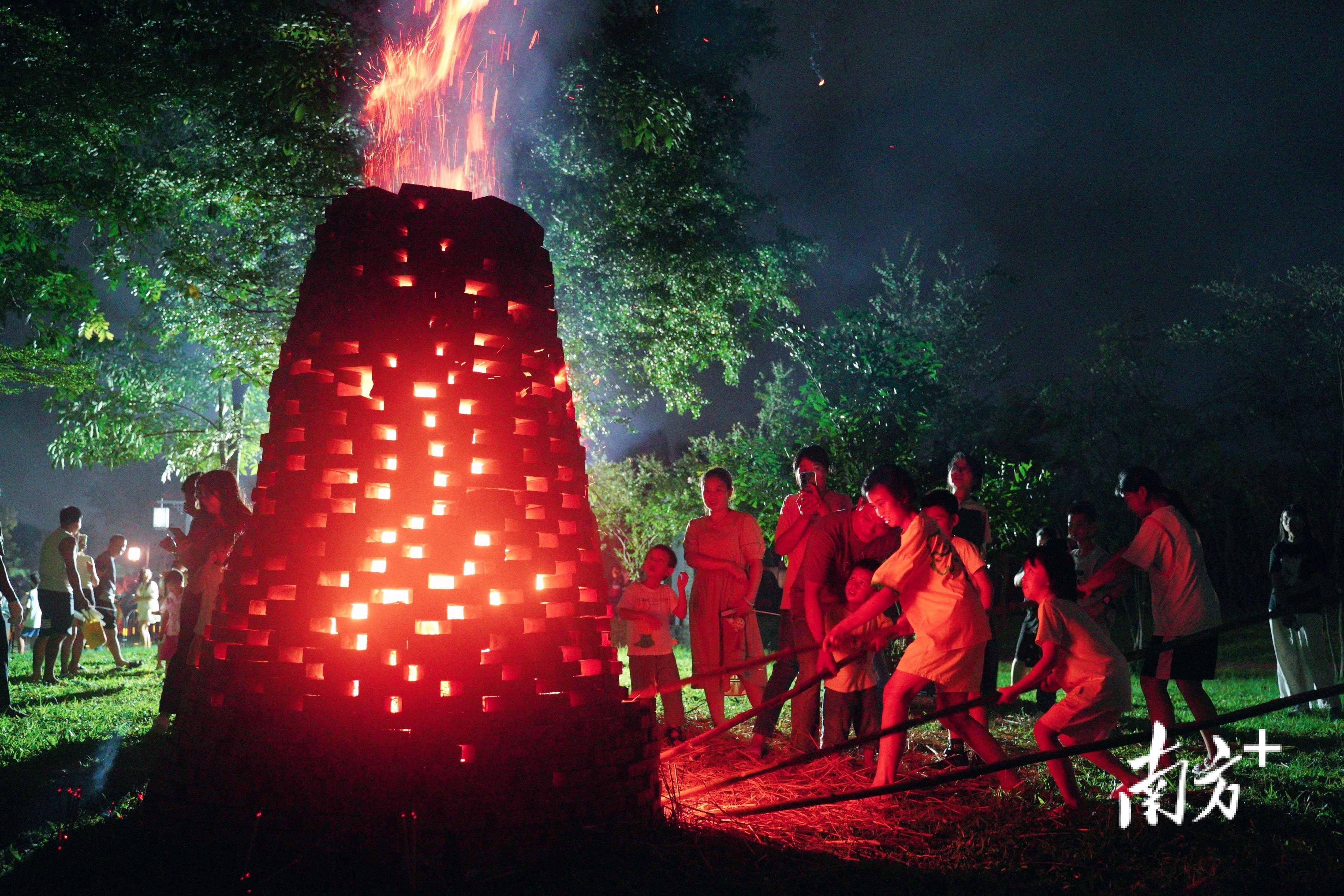 9月17日中秋夜，丹灶镇仙岗村举办一年一度的“烧番塔”民俗活动。&nbsp; &nbsp;林洛峰 拍摄