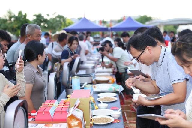 “斗米”大赛评委正在品味、评鉴各企业带来的大米蒸煮而成的米饭。