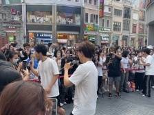 看剧“点亮”爱心，环境式驻演音乐剧快闪亮相北京路