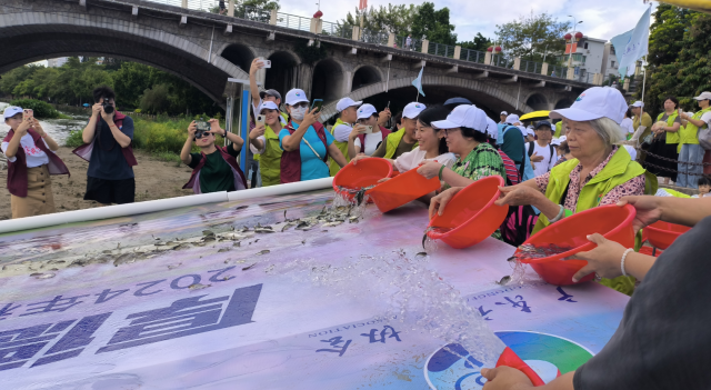 广东放生协会在从化区成功举办“厚德护生态·和平向未来——2024秋季广东放生协会‘世界停火日’放生活动”。