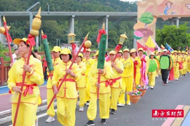 在韶关新丰，村民身着象征丰收的传统服饰绕村游行，欢庆丰收。