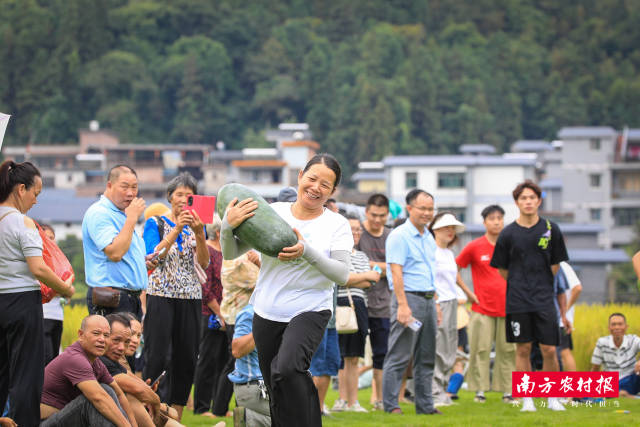 村民们正在进行扛冬瓜比赛。