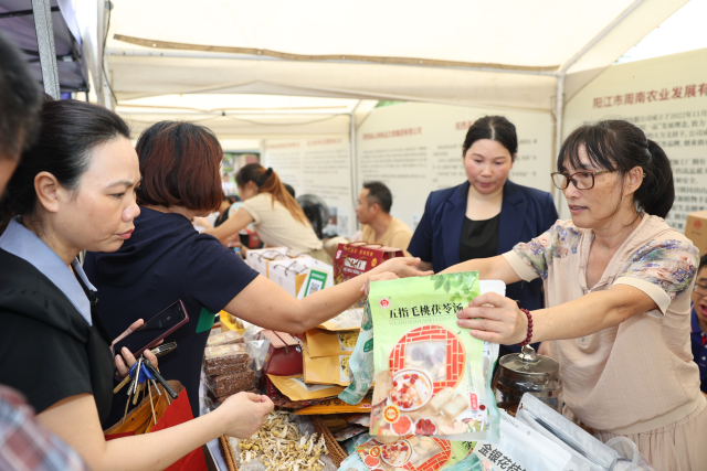 展销摊位人头攒动，活跃了城乡市场、促进了居民消费。 