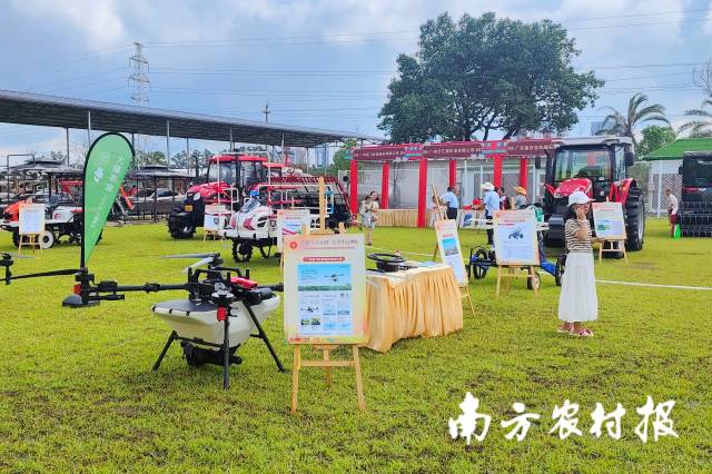 活动现场的智慧农机装备展。 