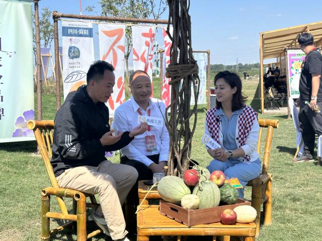 广东省云浮市郁南县委书记梁世军推介黄皮及产品。