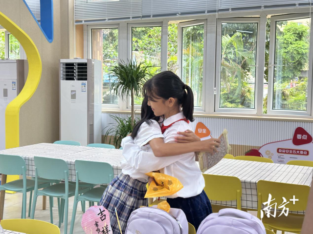 两地学生互赠礼物。