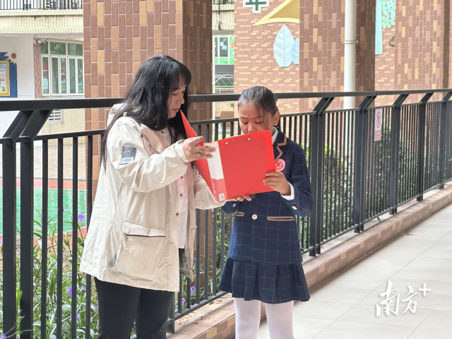 阿斯娅·伊斯马伊力正在宣讲。