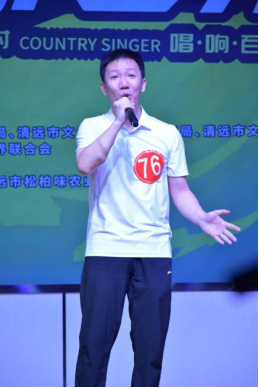 黄炜玮来自东陂镇东陂村落，在海选赛中，他深情演唱了东陂村落牧歌《石板街》。