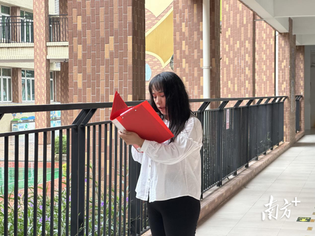 古扎丽阿依·白克尔正在宣讲。