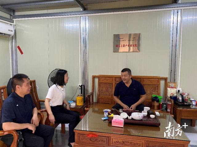 湖東洪喜璇鎮(zhèn)長(zhǎng)陪同特派員團(tuán)隊(duì)調(diào)研湖東土豬養(yǎng)殖基地