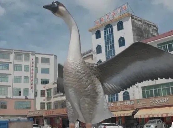 阳江5米高鹅雕像“安家”白沙大道。