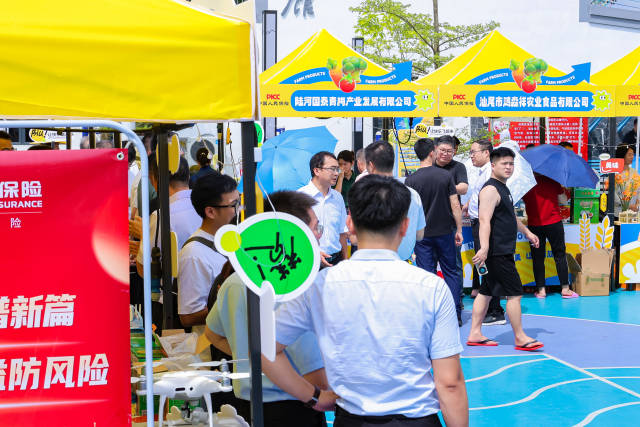 农特产物集市人流如织。  