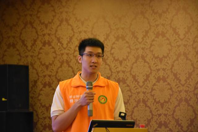 广东省农业技术推广中心黄子钊现场介绍“农友圈”