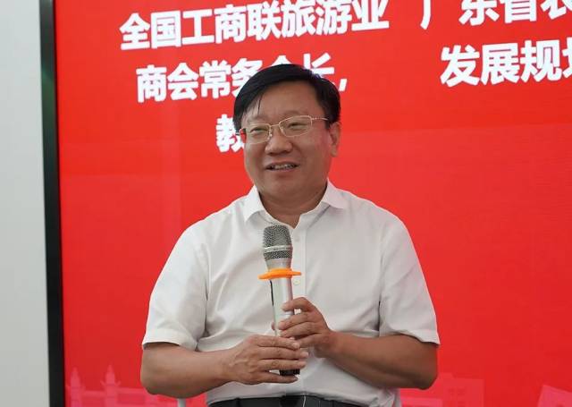 圆桌沙龙环节主持刘锋。