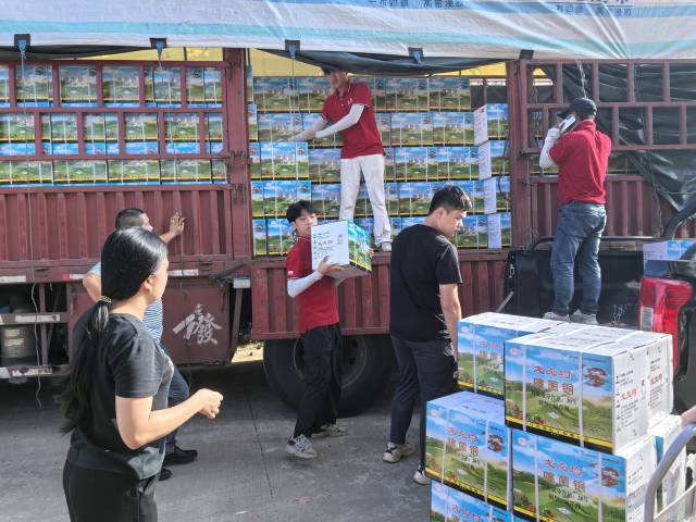 天禾工作人员紧张搬运农资产品。