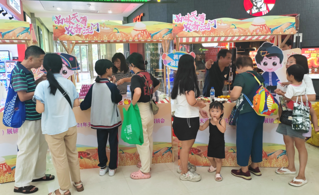 市民纷纷驻足了解天等特色农产品。