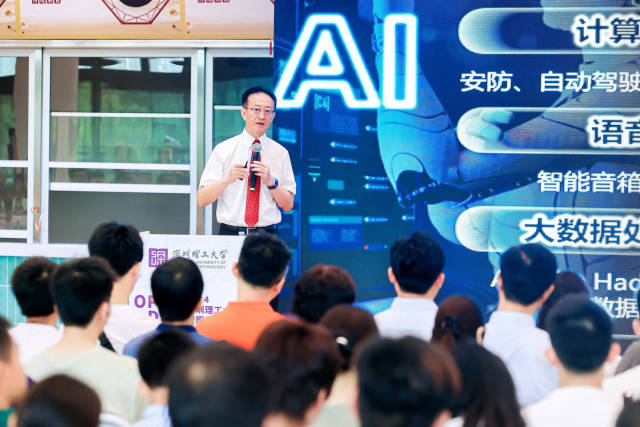 深圳理工大学校长樊建平在向学生、家长介绍学校情况。（受访者供图/图）