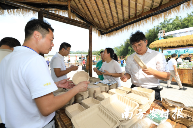 竹制碗筷、餐盒等产品为减少塑料污染提供了有效解决途径。 竹制碗筷、餐盒等产品为减少塑料污染提供了有效解决途径。