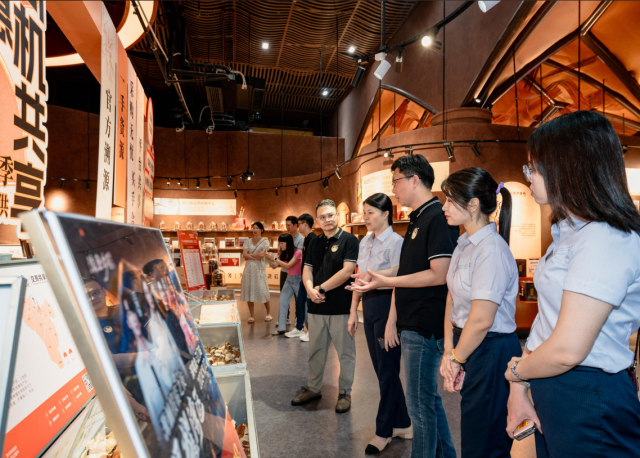 与会嘉宾交流了解新会陈皮产业发展。