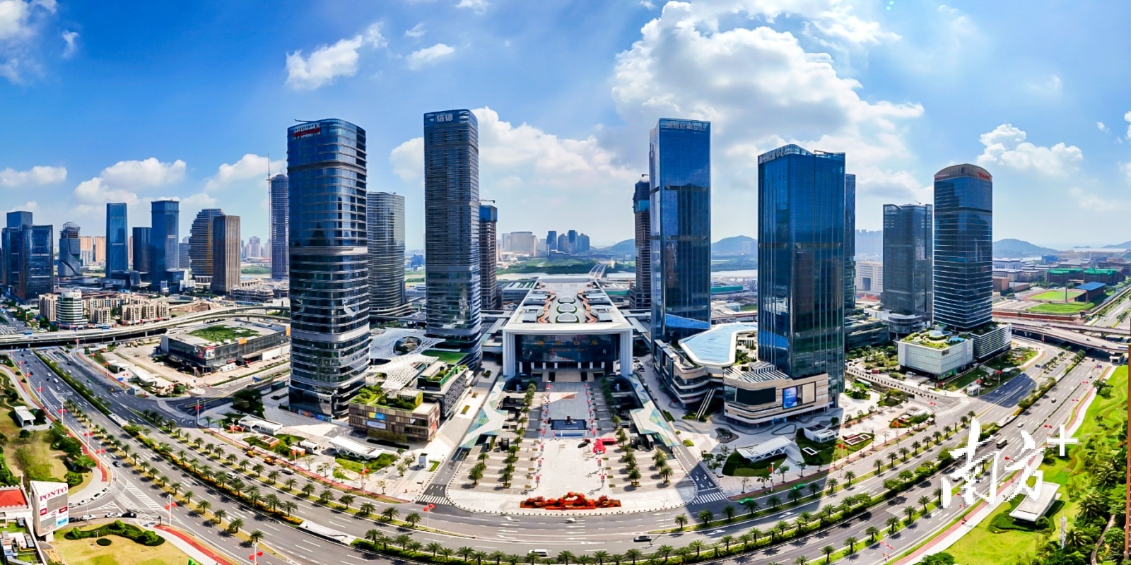 横琴口岸D2区住宅主体结构顺利封顶，该区域位于横琴口岸旅检大厅南侧，主要功能是商业和公寓。