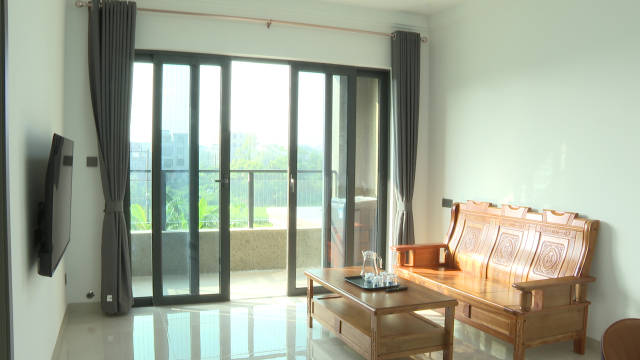 走进人才公寓，现代简洁的装修风格让人眼前一亮，空调、热水器、抽油烟机等家电和床、沙发等家具配套齐全，温馨舒适的居住环境让前来参观的人才代表们赞不绝口。