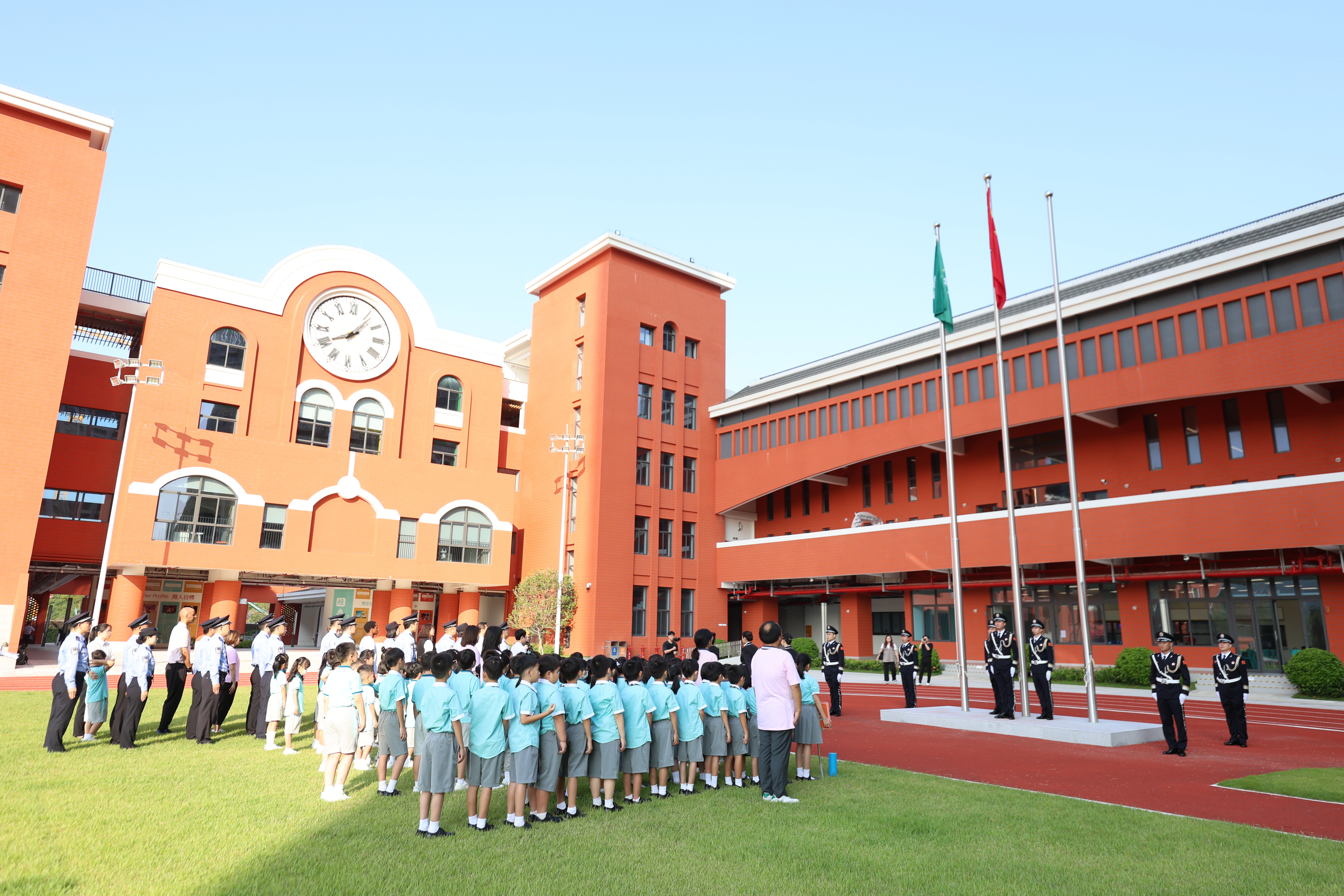 9月30日上午8时,濠江中学附属横琴学校举行升旗仪式。