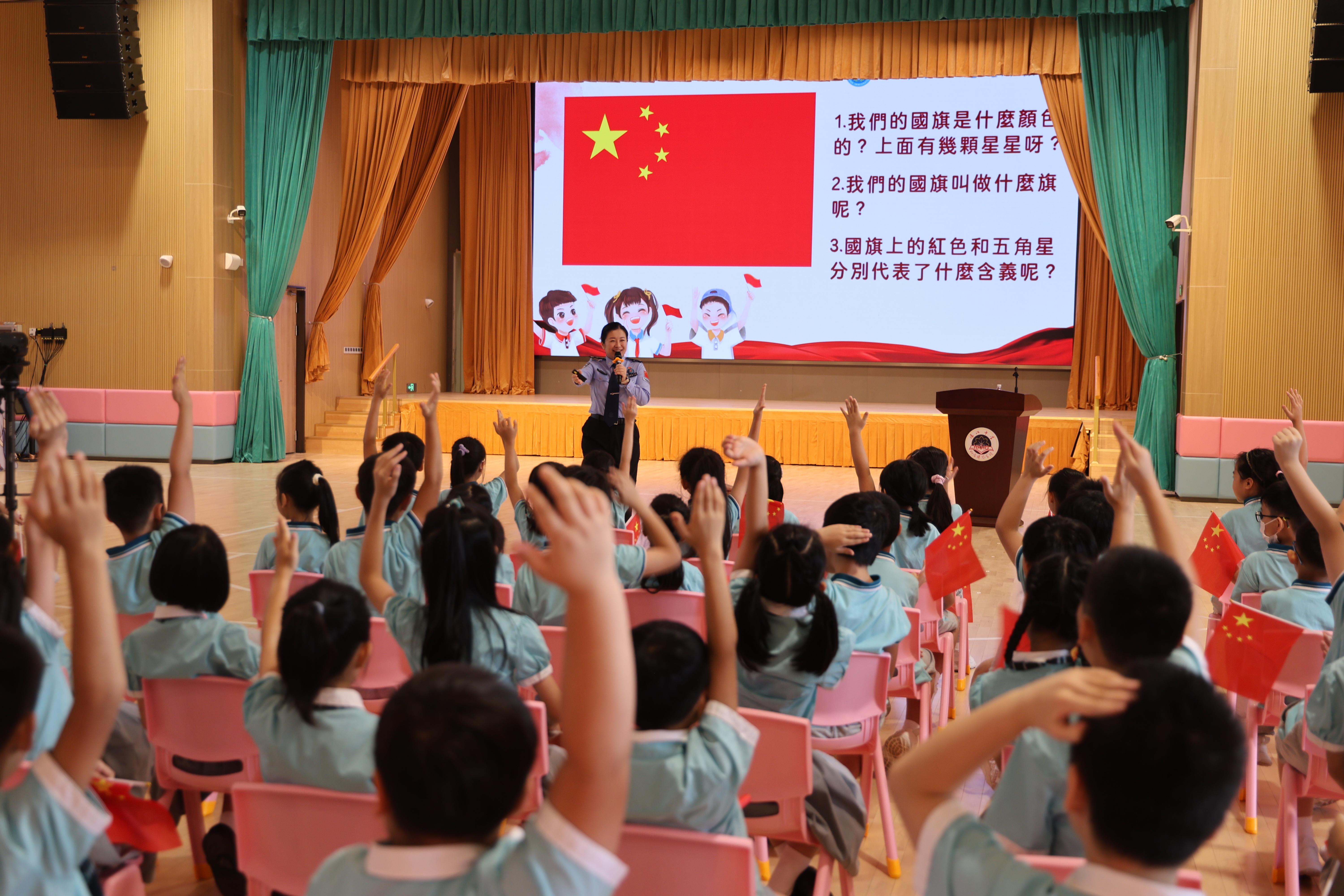 横琴边检站民警为全校学生带来一堂别开生面的爱国主义思想教育课。