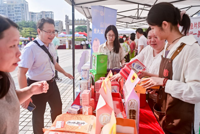 农产品展示展销区吸引市民群众驻足购买。