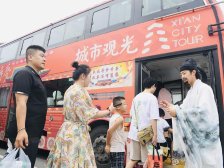 坐城市观光车，在西安穿越古今